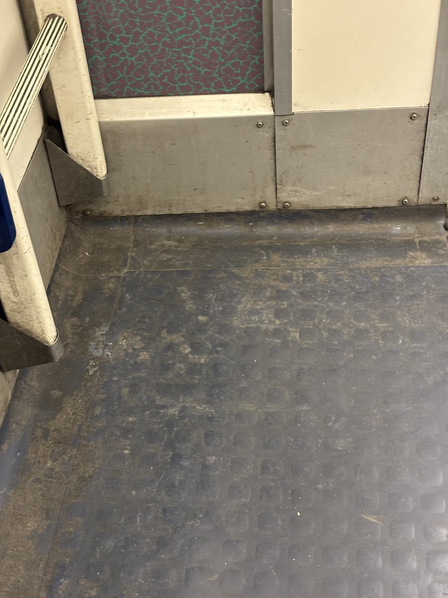 Eric Jetner (@ericjetner) on Twitter photo Et sinon un service d’entretien en terminus de chaque ligne pour que les métros soient propre c’est envisageable ? <a href="/RATPgroup/">RATP Group</a> <a href="/vpecresse/">Valérie Pécresse</a> <a href="/Anne_Hidalgo/">Anne Hidalgo</a> #ratp #proprete Et sinon un service d’entretien en terminus de chaque ligne pour que les métros soient propre c’est envisageable ? <a href="/RATPgroup/">RATP Group</a> <a href="/vpecresse/">Valérie Pécresse</a> <a href="/Anne_Hidalgo/">Anne Hidalgo</a> #ratp #proprete