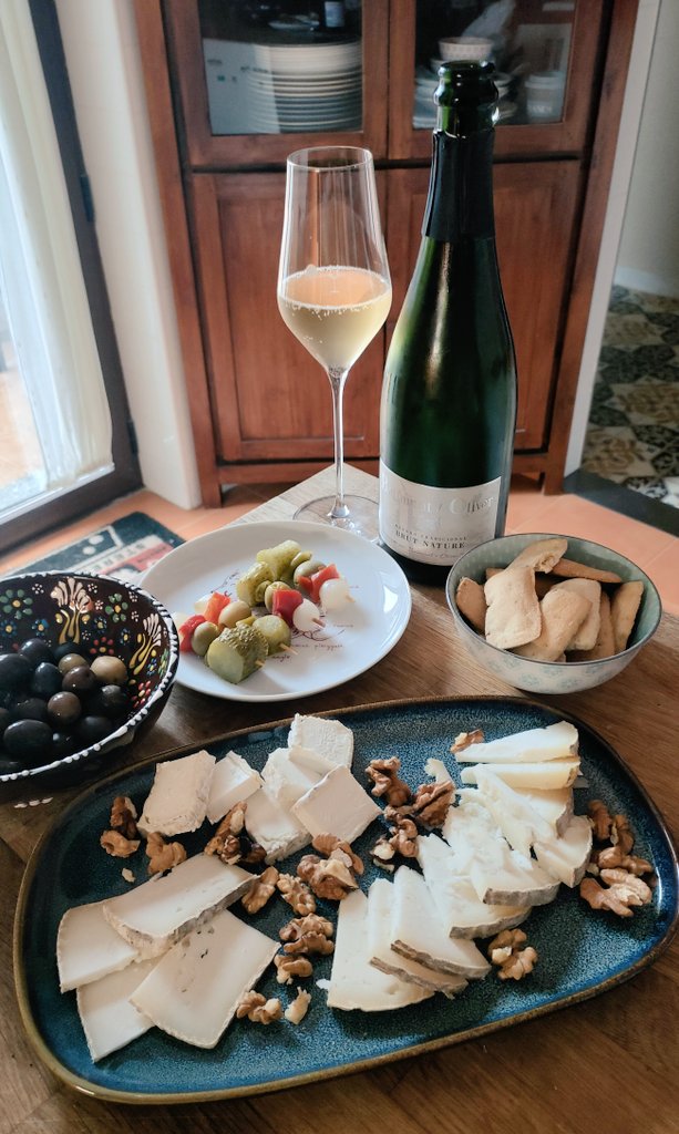 El #vermú de #CasaLillo del domingo, con banderillas, aceitunas y tabla de quesos de <a href="/ElCarluque/">El Carluque - Quesería artesanal de Valdivielso</a> con una copa de vino espumoso Brut Nature de Bellmunt i Oliver