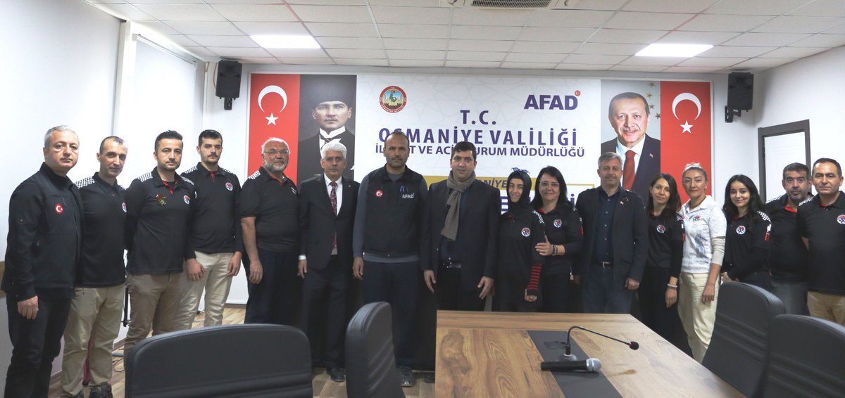 Türkiye Satranç Federasyonu Asbaşkanı Sayın Turgay Seçkin Serpil ve Basın Yayın Kurulu Başkanı Özgür Akman AFAD 6 Şubat Depremleri Farkındalık Satranç Turnuvasına katılan sporcu velilerle bir araya geldik.Sporcu velilere satranç takımı ve cep satrancı hediye ettik