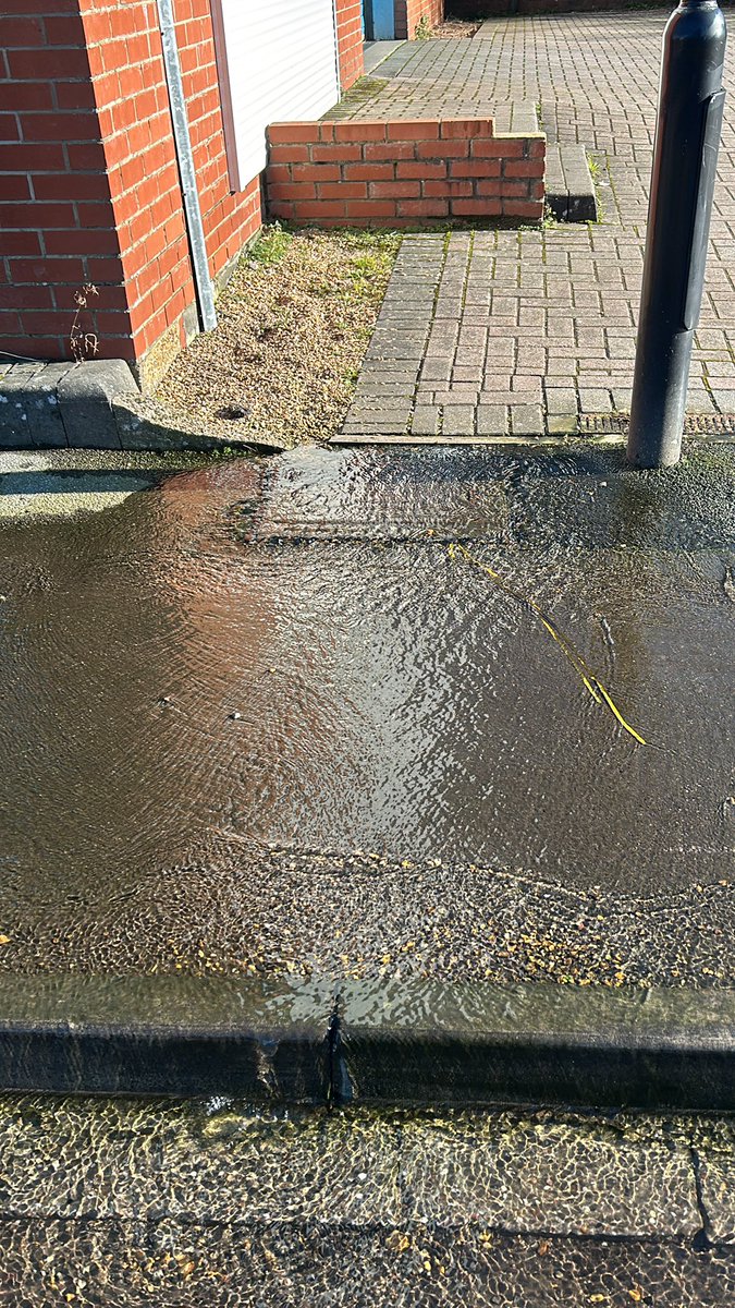 bea1060's tweet photo. @SouthernWater massive water leak https://t.co/m5cwgZ6053