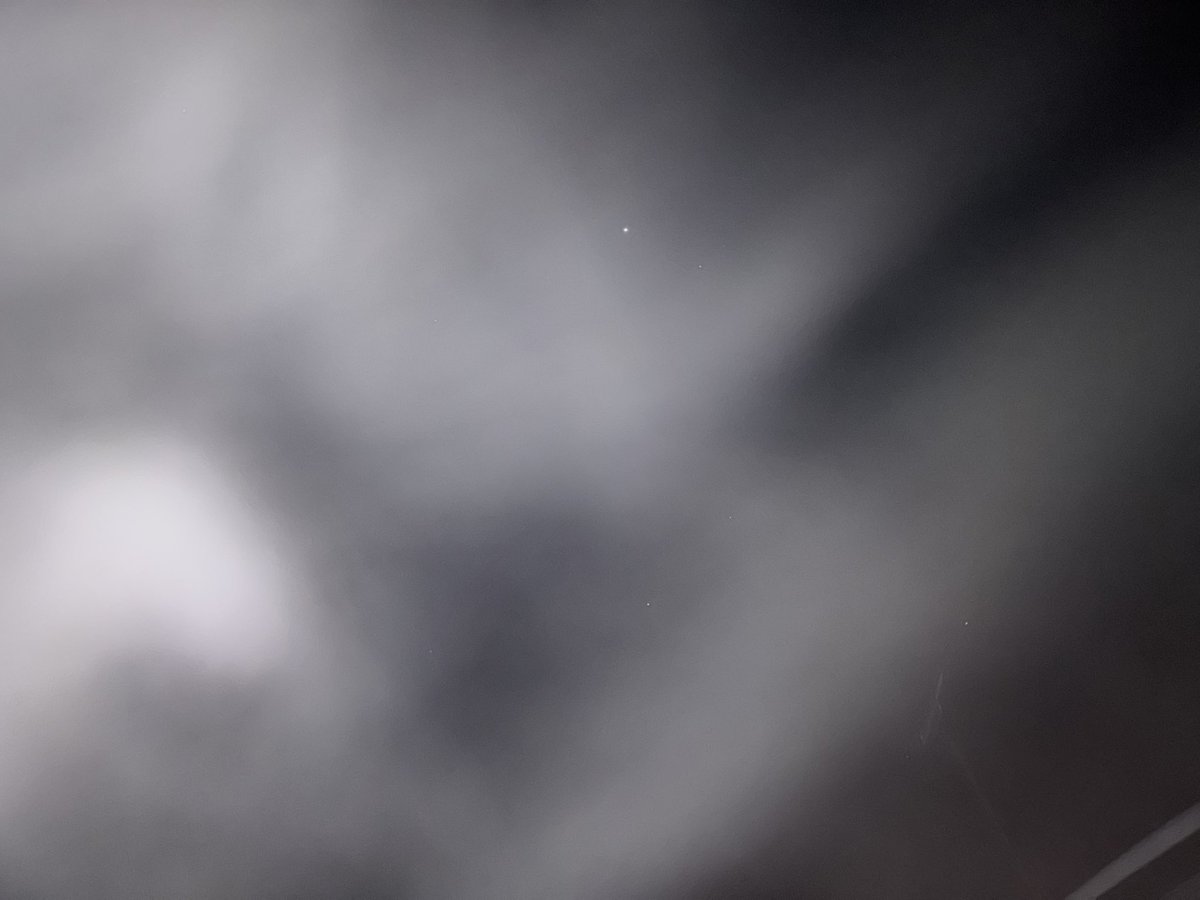 W7daD's tweet image. 綺麗な星空を撮ったはずが、また画伯的な感じに仕上がってしまった。星がいっぱいキラキラしてたのにー。どこ行ったん？