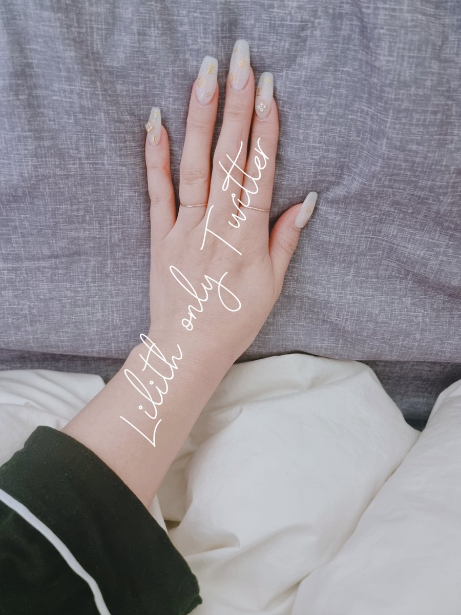 내가 연말에 독감에걸리고
일때문에 바뻐서 전혀 글을 올리지 못했어
에스크에도 질문이 쌓여서 답을못해주고있네
질문에 대해서 틈틈히 답해서 올려줄께🙂
올해 목표한게 있어서 돈모으는거에
열을 올리다보나 일에 더 열정을 쏟고있어
그래도 작년부터 준비를 조금씩 하다보니
가닥이