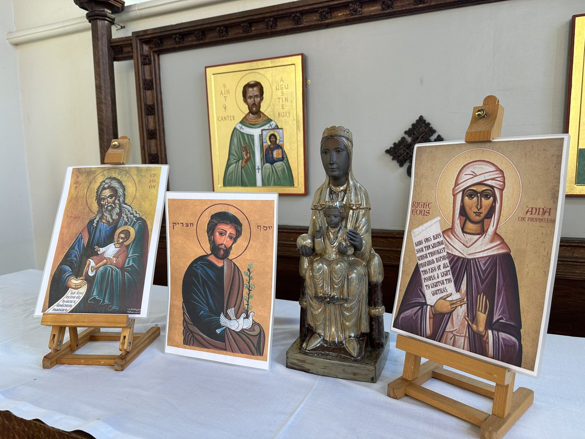 Candlemas &amp; Holy Chaos as we processed the baby Jesus from his manger under the altar to his resting spot in the Lady Chapel temple by the tabernacle with Simeon &amp; Anna, overseen by St Augustine of Canterbury!

Joseph has the doves!  🕊️ 🕊️ 

Happy Candlemas to all the saints!