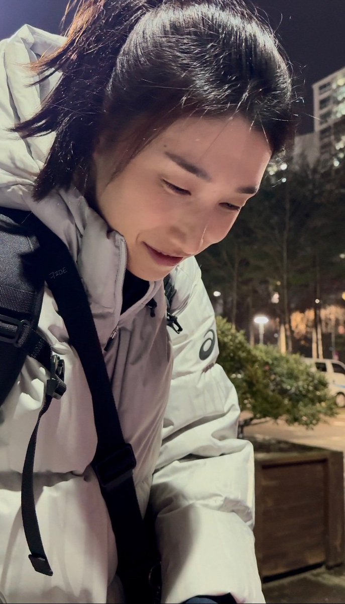 250202 #김연경

무표정으로 싸인하다가 팔에 멍든 거 괜찮냐니까
괜찮다고 대답하면서 웃어주는 언니ㅜㅠㅜㅠㅜㅜ
아프지말라니까 다들 건강하시래ㅜㅠㅜㅠㅜㅜㅜ
언니가 제일 건강하세요 제발요😭