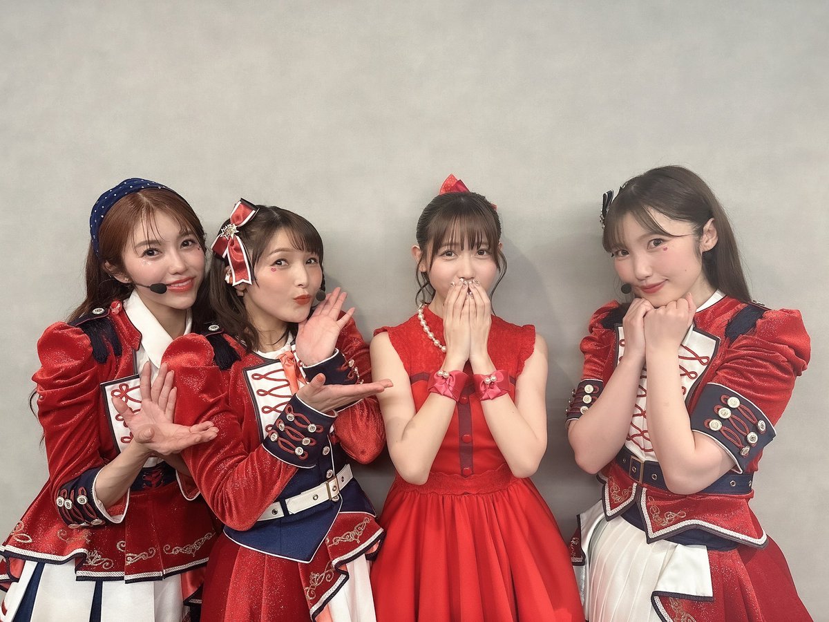 kurusurindesu's tweet photo. 2日間μ'sさんとコラボさせていただきました！
μ'sさんの動画を真似して歌って踊っていた幼い頃の私に教えてあげたいです。

ずっと親身にアドバイスしてくださったり、ステージで笑顔で目を合わせてくれたり、夢のような時間でした。

ずっと憧れで大好きです！本当にありがとうございました。 https://t.co/WAJGePluQo