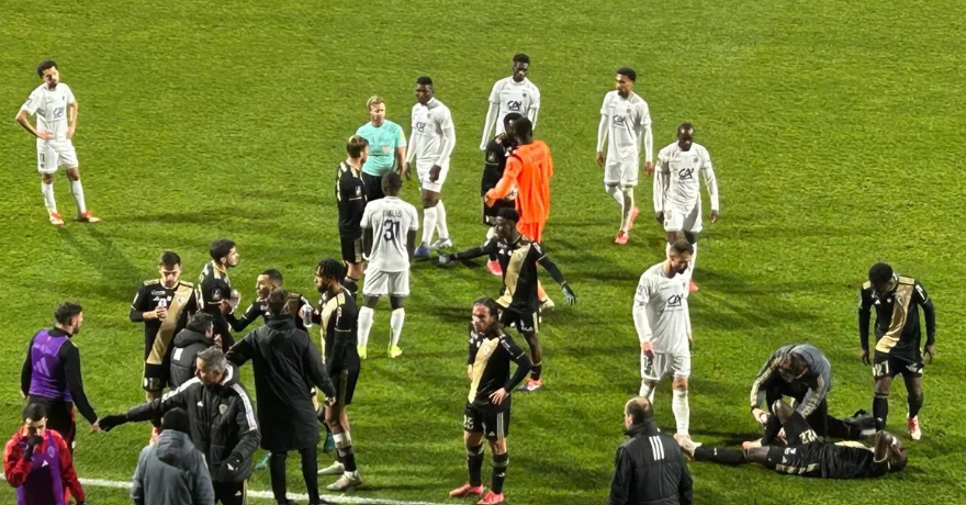 CF63Insights's tweet photo. ↗️↘️ | #CF63ACA | Les bilans individuels
➕ Un peu au dessus du lot: NDiaye, Da Silva, Gastien
🟰 Bof: Diagouraga, Douane, Diaby
➖ Insuffisants: Mwimba, Konate, Diallo, Keita, Bassouamina (les entrants)
Détail de leurs prestations dans ce thread ⤵️
Et vous, comment avez vous jugé les joueurs du @ClermontFoot contre l' @ACAjaccio ?
#CF63 | #clermontfoot 🌋🔴🔵
