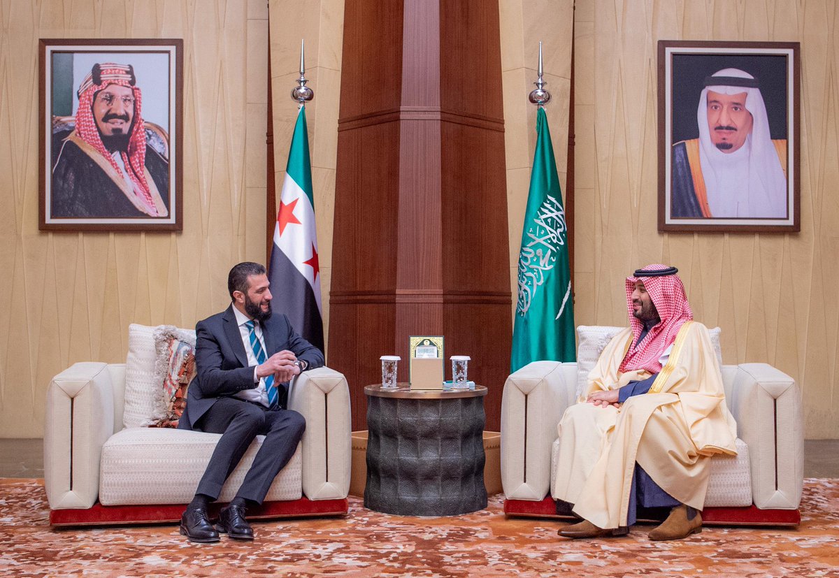 سمو #ولي_العهد الامير #محمد_بن_سلمان يستقبل فخامة الرئيس أحمد الشرع رئيس الجمهورية العربية السورية .
#أحمد_الشرع_في_المملكة