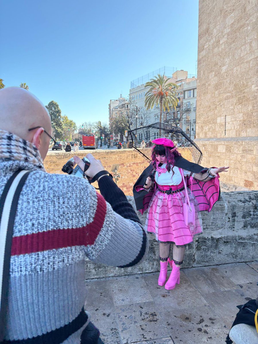 SalonComicVlc's tweet image. 🚌 Un 𝗧𝗢𝗨𝗥 𝗙𝗢𝗧𝗢𝗚𝗥𝗔́𝗙𝗜𝗖𝗢 𝗖𝗢𝗦𝗣𝗟𝗔𝗬 𝗣𝗢𝗥 𝗩𝗔𝗟𝗘̀𝗡𝗖𝗜𝗔 para el recuerdo 📸 Próxima cita, Salón del Cómic del 28 de febrero 🔜

#cosplay #cosplayer #anime #kawaii #otaku #art #cosplayersofinstagram #photo @Valenciaturismo