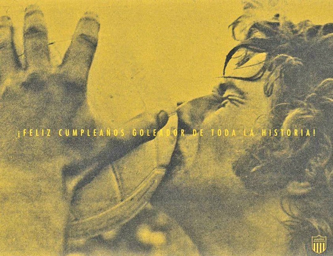Mi querido superhéroe. Aunque ya no tengas capa. Aunque ya no vueles buscando esa pelota que nos haga feliz a los manyas del universo de cuero. Aunque la memoria ya no te cuente quien sos y al mirarte al espejo veas a un simple mortal. Tu memoria vive en mi, en nosotros. Gracias