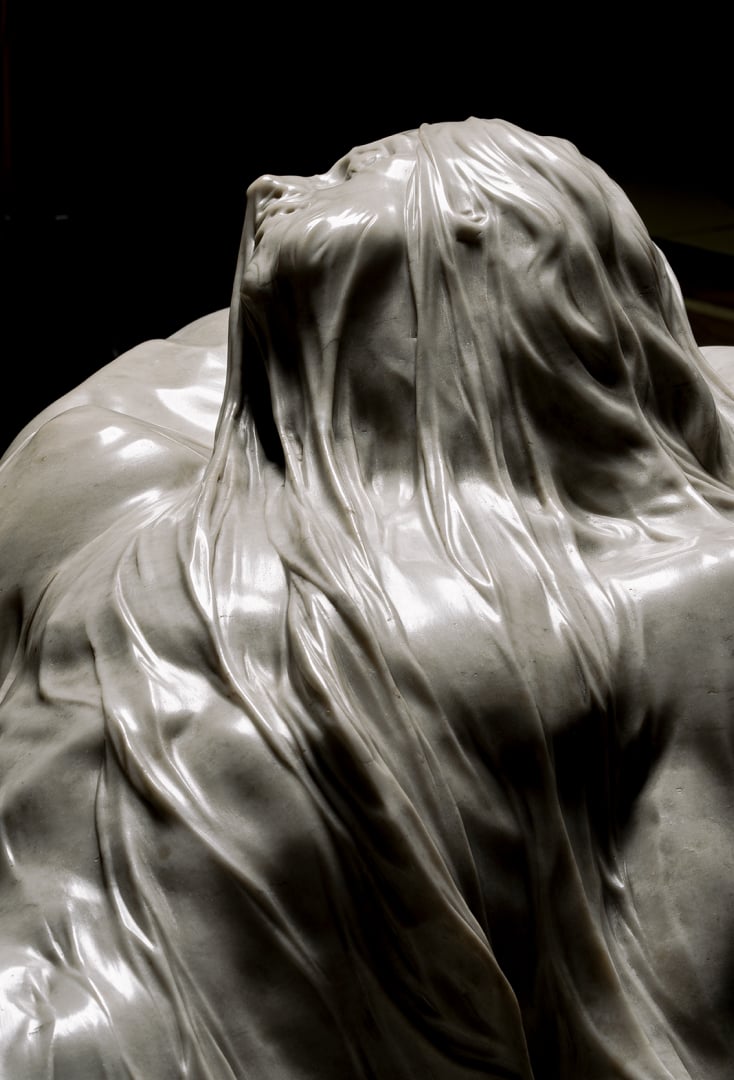 Questo social ha bisogno di bellezza.
Ogni tanto condividerò un’opera d’arte, per ricordarcelo.
Oggi, un dettaglio del Cristo Velato: il velo scolpito nel marmo sembra vero, leggero, trasparente. Un’illusione perfetta, creata solo con il talento.
#condividibellezza