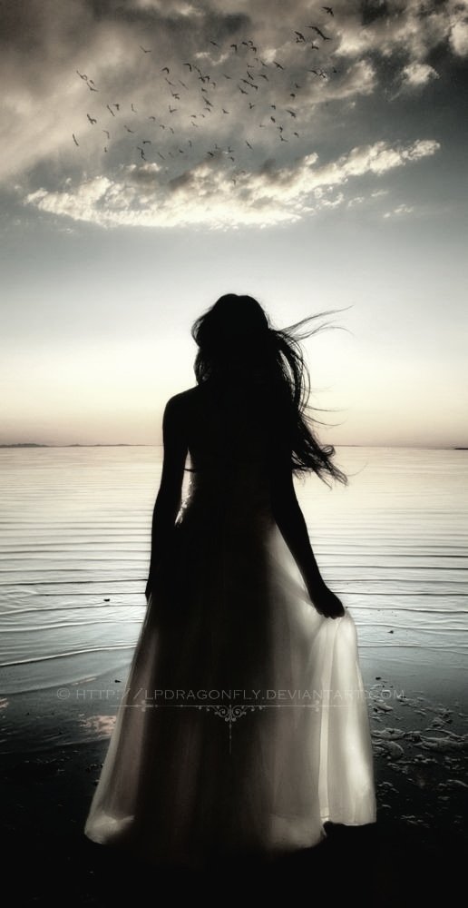 .. vivo eternamente en sus ojos.. en esa bella mirada que arrastra mi libertad a un naufragio sometido a su fascinación con evocaciones incrustadas en sus párpados... con besos dentro de una botella que flota en el mar de sus pupilas... 
#VersosAlViento