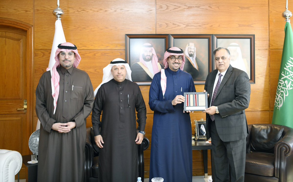 AsharqiaChamber's tweet photo. التقى رئيس مجلس إدارة #غرفة_الشرقية  بدر بن سليمان الرزيزاء اليوم سعادة السفير الهندي لدى المملكة د.سهيل خان، حيث بحثا أوجه التعاون الاقتصادي بين الغرفة والسفارة.
حضر اللقاء عضوا مجلس الإدارة فهد بن هذال المطيري وماجد بن إبراهيم الجميح والأمين العام عبدالرحمن بن عبدالله الوابل https://t.co/5quMilML6r