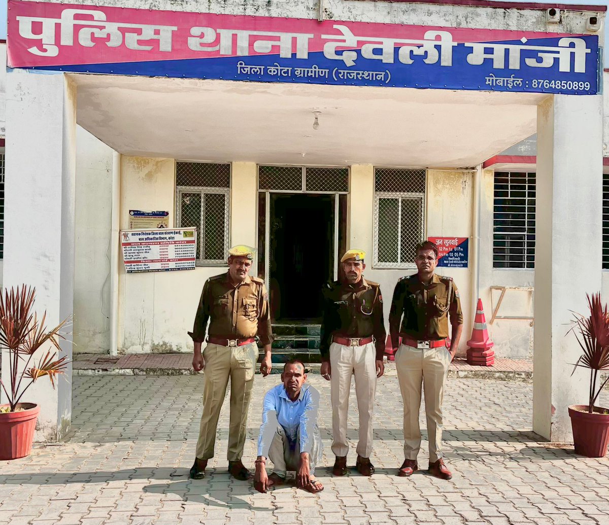 जिला कोटा ग्रामीण पुलिस की #बड़ी_कार्यवाही 

थाना देवली मांजी पुलिस ने #एनडीपीएस_एक्ट के मामले में #वांछित  01 आरोपी को #गिरफ्तार करने में सफलता हासिल की

आरोपी पर 2000 रूपये  के #ईनाम की थी घोषणा
<a href="/PoliceRajasthan/">Rajasthan Police</a> 
<a href="/IgpKota/">Kota Range Police</a> 
<a href="/SujitShank2020/">Sujit Shankar, IPS</a> 
#kotaruralpolice