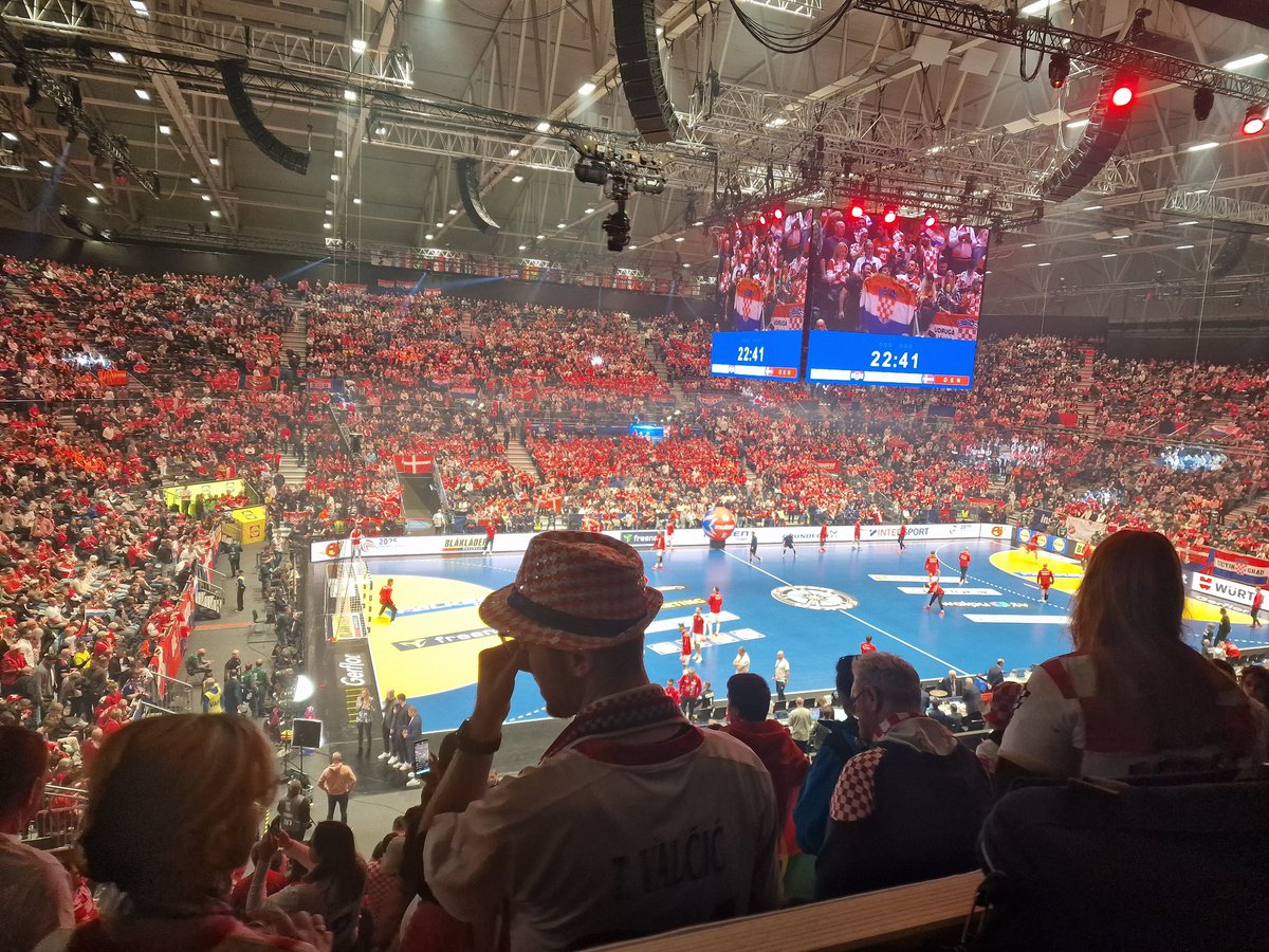 Finally a full house at Unity Arena in Oslo!
Hard to be certain, but from the sound of pre-match banter, the Croatian fans marginally outnumber the Danes.

They have the "home" advantage, can they deliver the other ingredients for a miracle?