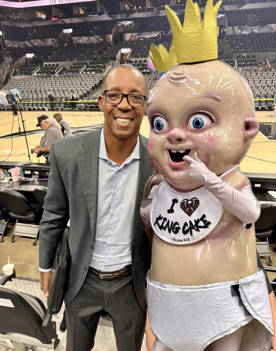 SpursSixthMan's tweet image. Happy Birthday @seanelliott_32 ! I know how much you love the King Cake Baby! 
Have an amazing day my friend! 
#HappyBirthday #seanelliott #GoSpursGo #porvida