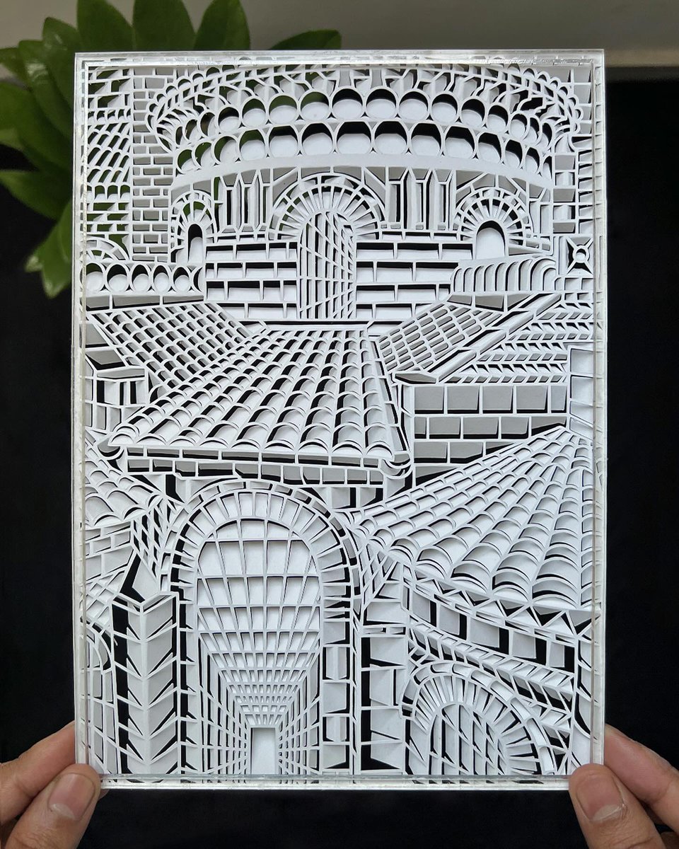 Parth Kothekar, M.C. Escher’in perspektif ve desen oyunlarından yola çıkarak optik yanılsamalar oluşturan kağıt çalışmaları gerçekleştiriyor. Sanatçı, tek bir beyaz kağıt sayfası kullanarak, bir yapıştırıcı ya da bağlantı elemanından yararlanmadan, detaylı formlar tasarlıyor.