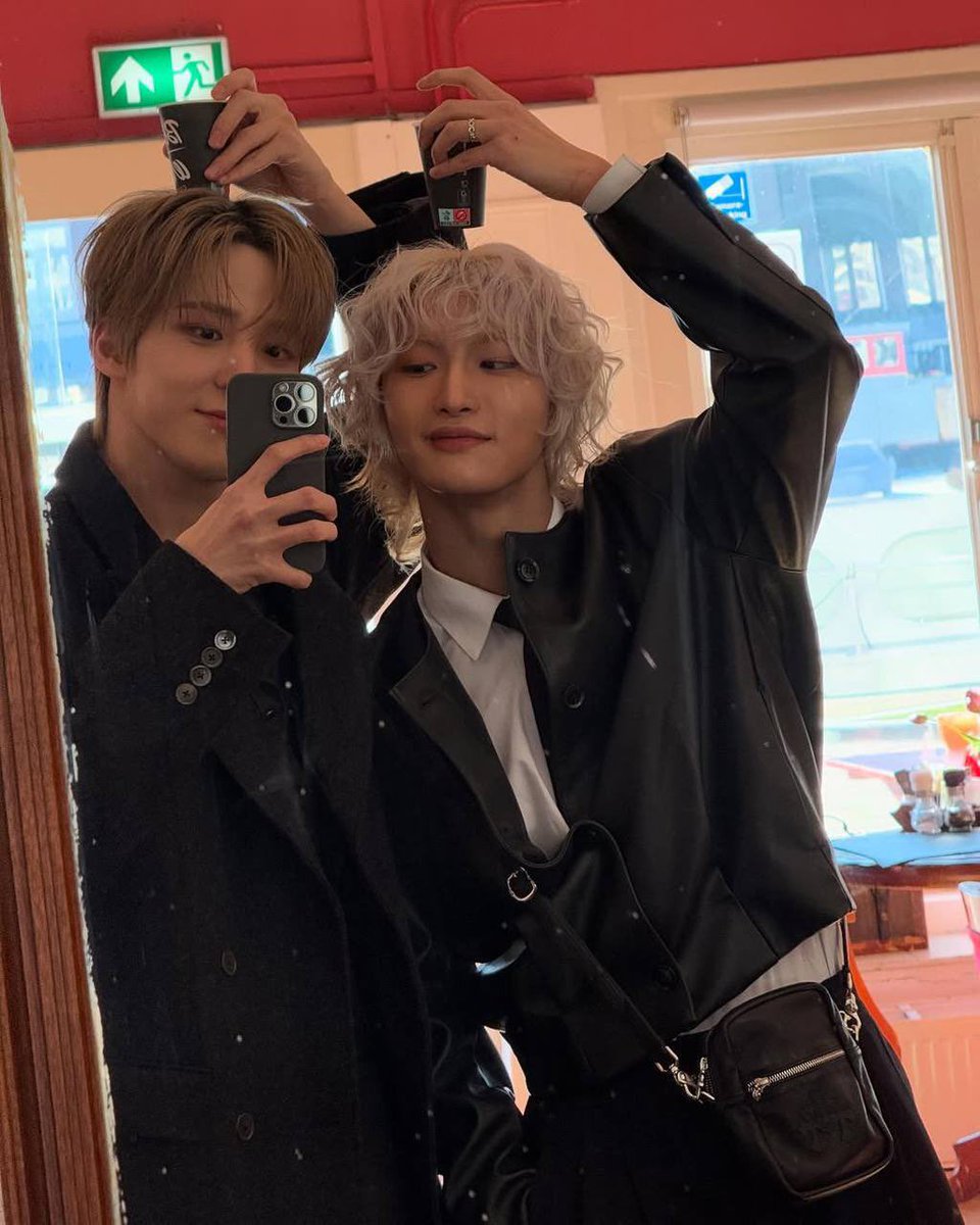 H0NGLOVER's tweet image. SEONGHWA WITH LONG HURLY HAIRSTYLE?????? AM I DREAMING???