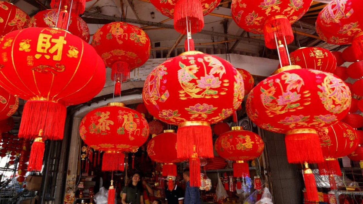 hskcourse's tweet image. Explore the traditions of Chinese New Year: family reunions, symbolic foods like fish &amp;amp; dumplings, red envelopes with lucky money, festive fireworks, and cultural customs. #HSKReading
hskcourse.com/chinese-new-ye…