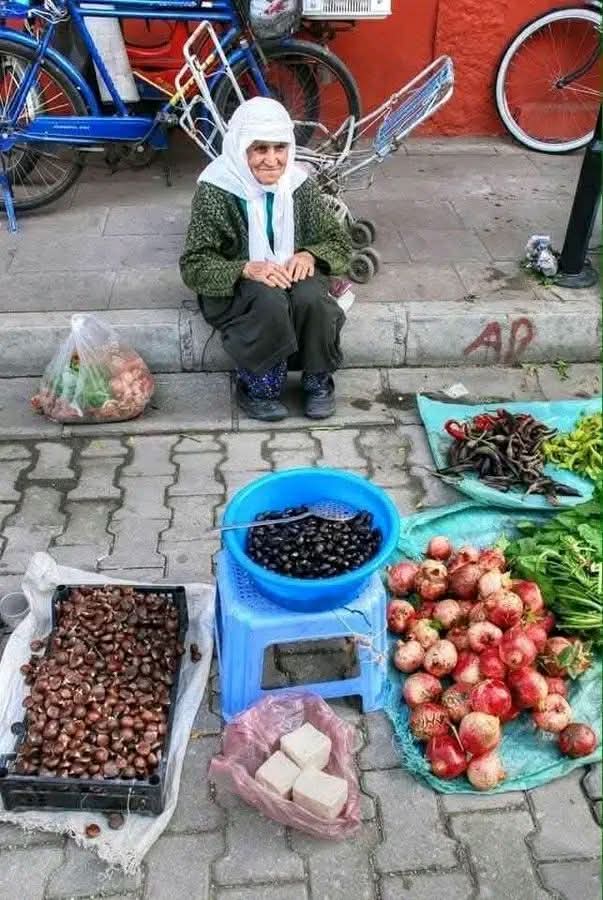 Pazarlarda Semtlerde kıyıda Köşede Bir Şeyler Satan Bu İnsanlardan Alış Veriş Yapın
Onlar Ticaret Yapmıyorlar Namusuyla Şerefiyle Hayata Tutunmaya Çalışıyorlar.