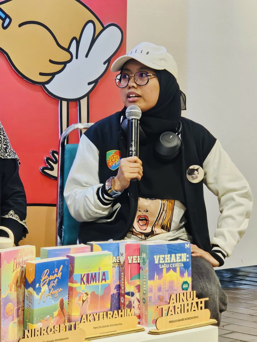 iamainulfarihah's tweet photo. It’s a wrap for KLAB2025!📚
Terima kasih para pembaca & selamat membaca karya saya 😄
Jangan lupa tinggalkan ulasan di Goodreads atau media sosial dan tag penerbit berkenaan (JIWA, Rumaa / Iman, Manés) usai membaca!
Jumpa di PBAKL’25 pula Mei nanti! 👋🏻
#KLAB2025
#PBAKL2025 https://t.co/svkdxioyRw