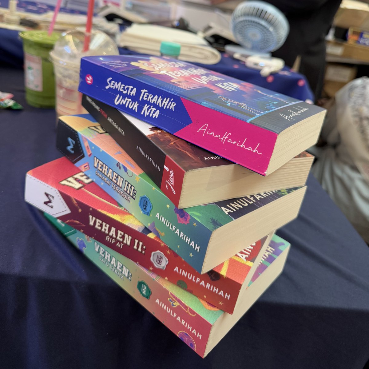 iamainulfarihah's tweet photo. It’s a wrap for KLAB2025!📚
Terima kasih para pembaca & selamat membaca karya saya 😄
Jangan lupa tinggalkan ulasan di Goodreads atau media sosial dan tag penerbit berkenaan (JIWA, Rumaa / Iman, Manés) usai membaca!
Jumpa di PBAKL’25 pula Mei nanti! 👋🏻
#KLAB2025
#PBAKL2025 https://t.co/svkdxioyRw