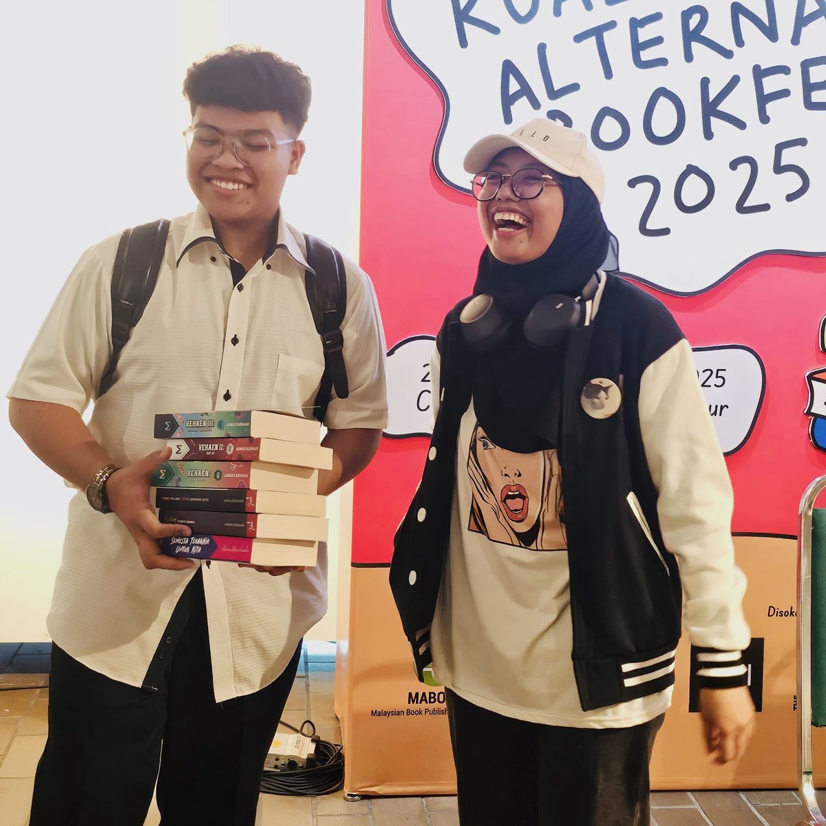 iamainulfarihah's tweet photo. It’s a wrap for KLAB2025!📚
Terima kasih para pembaca & selamat membaca karya saya 😄
Jangan lupa tinggalkan ulasan di Goodreads atau media sosial dan tag penerbit berkenaan (JIWA, Rumaa / Iman, Manés) usai membaca!
Jumpa di PBAKL’25 pula Mei nanti! 👋🏻
#KLAB2025
#PBAKL2025 https://t.co/svkdxioyRw