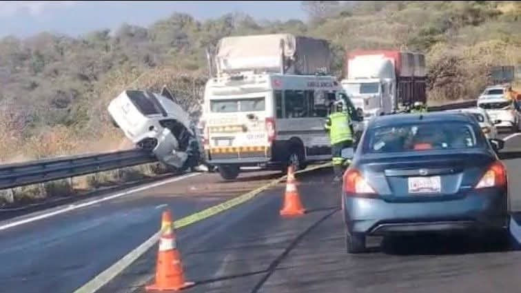 testigomorelos's tweet photo. Una persona sin vida fue el saldo de un accidente cuando una camioneta Ford blanca se impactó de frente contra un tracto camión de doble remolque en el municipio de Amacuzac, sobre la autopista Puente de Ixtla/ Iguala en Casahuatlán, los hechos se registraron ayer por la tarde. https://t.co/1lxujR5Dfd