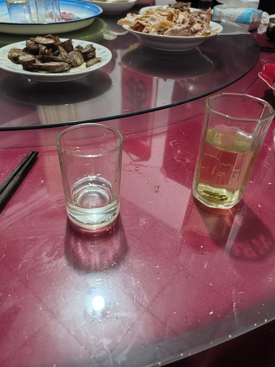 大年初一，弟兄们几个来大哥家聚一聚～喝点白酒～聊聊天～
明年去二哥家聚～