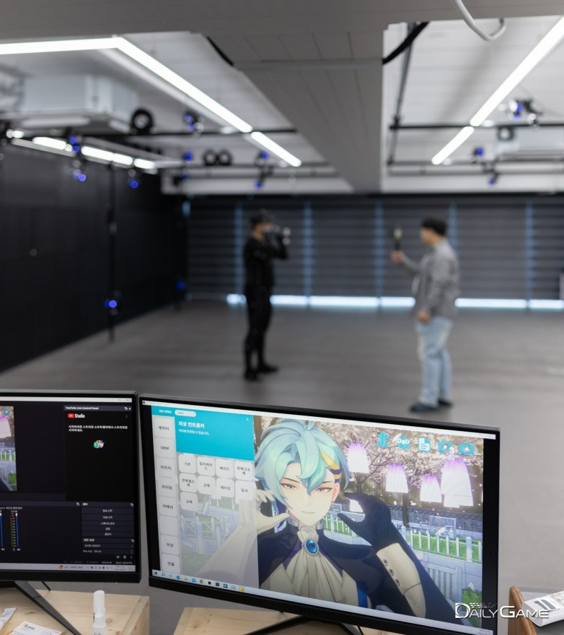 단장 저 천장에 모션캡쳐 카메라 봉을 잡은거야..? 
(예전 그 기사 사진)