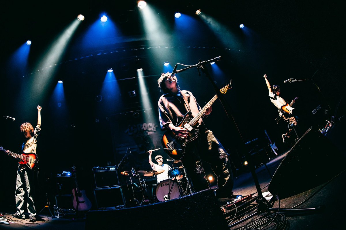 2YOU_MAGAZINE's tweet photo. 【でらロック速レポ】
Half time Old

ロックンロールが死んだなんて俺は思ったこと一度もない。音符を、コードを、ライブを、バンドを、Half time Oldを信じてるから。死ぬまでロックし続ける為の選択と決断が、彼らをまた強くするのです。一生を冒険と呼ぶのなら、まだまだこれからだ。

#でらロック https://t.co/5iTRRjmPhA