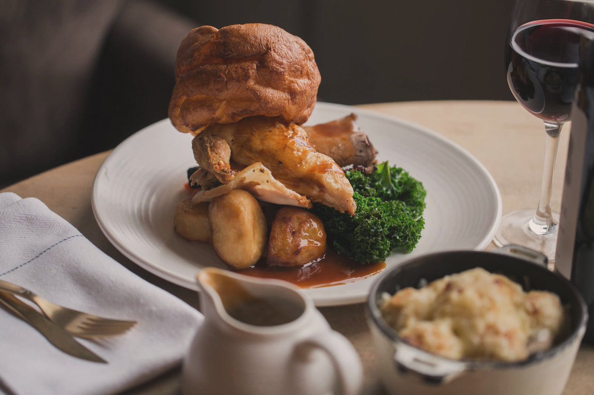 Sunday = roast day! 🔥 Crispy Yorkshires, juicy meat, and all the trimmings. Get down to The Bull before they’re gone! #sundayroast #sundayfunday #roastchicken #youngspubs #westfieldlondon
