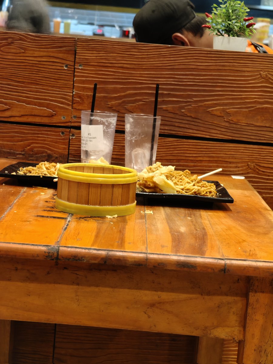 Malam minggu kemaren dibuat sedih liat bapak2 di granada bsd ngorek2 tempat sampah trus makan makanan sisaan :(

Malam ini ke gacoan dibuat sedih sama banyak makanan yg disia2in :(

Ga kuat pedes kah sampe ga dimakan? Sering bgt liat pemandangan kek gini di gacoan.