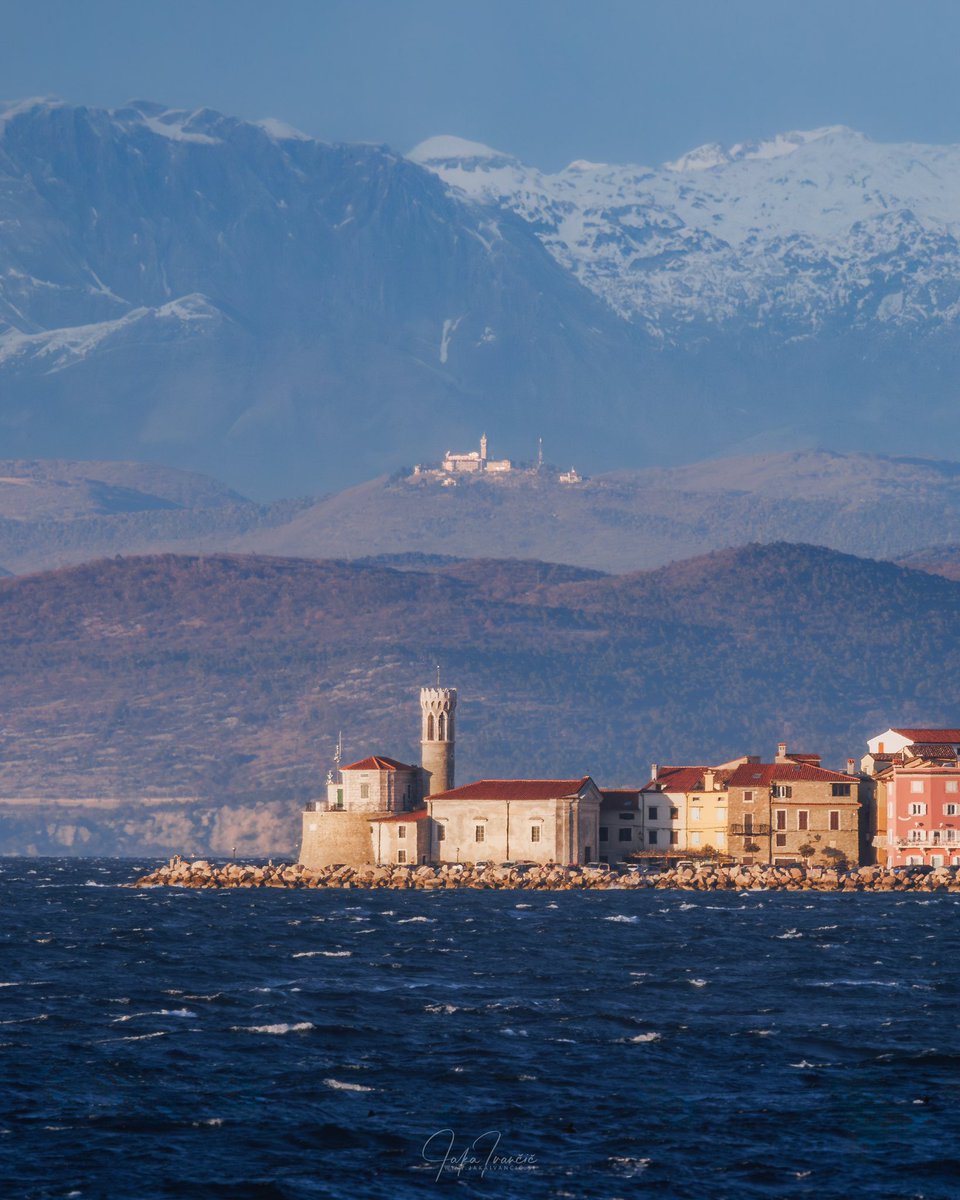 From Piran to Sveta Gora and the Alps. 🏔️☀️⛵️#piran #alps #svetagora #novagorica #gorica #montesantodigorizia #slovenia #landscape #cityscape #seascape #nature #ifeelslovenia // ph <a href="/jaka_ivancic/">Jaka Ivančič</a>