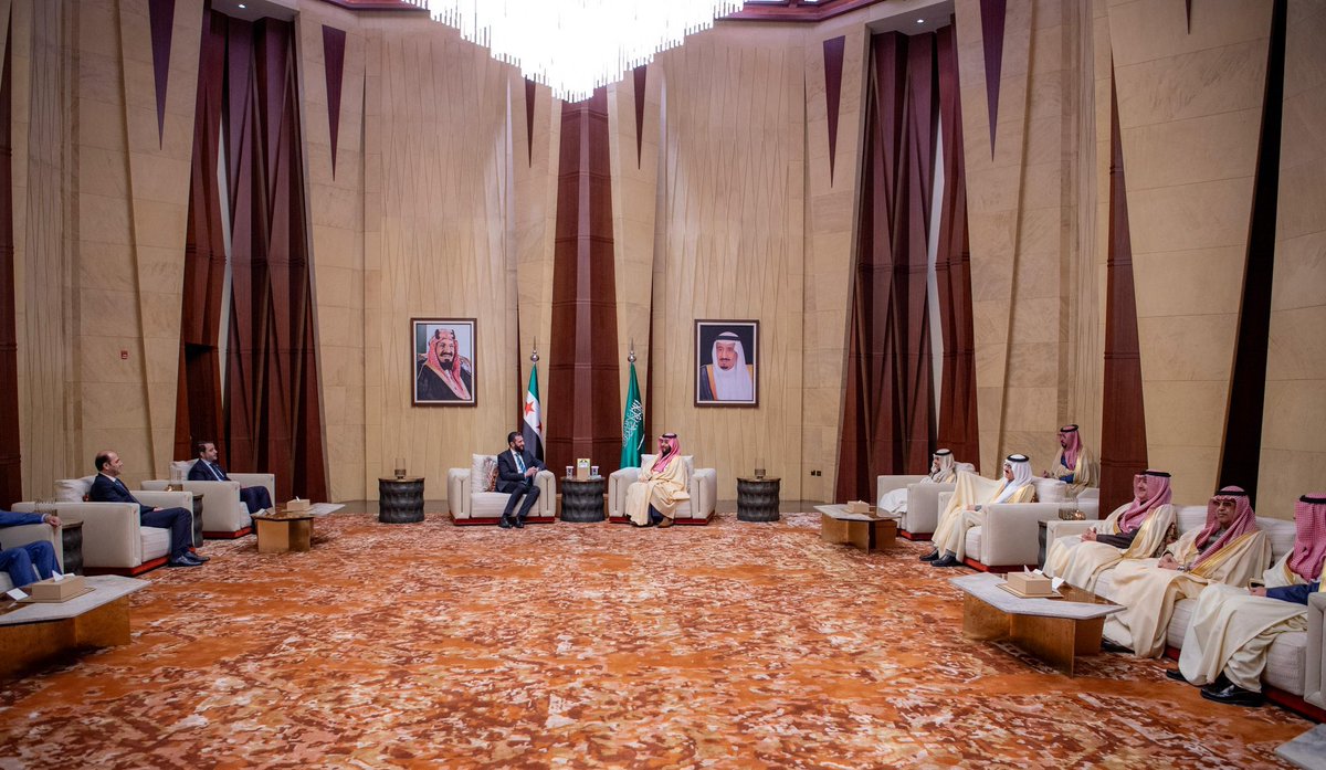 صور من استقبال سمو سيدي #ولي_العهد 
الأمير #محمد_بن_سلمان بن عبدالعزيز 
للرئيس السوري #أحمد_الشرع في أول
استقبال في قاعات الضيافة الجديدة
ضمن توسعة وتطوير قصر اليمامة
#الرياض

 #احمد_الشرع_في_المملكة