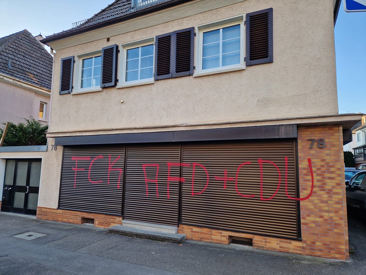 Unsere Kreisgeschäftsstelle in Ludwigsburg wurde heute Nacht beschmiert. Die überzogene Stimmungsmache gegen die CDU muss aufhören. Wenn CDU-Büros beschmiert und teils besetzt werden, ist das völlig inakzeptabel.