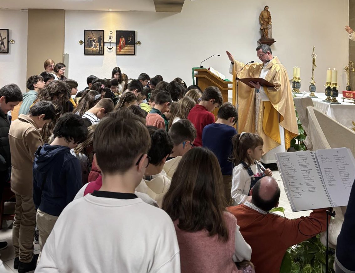 AlbaJuanPabloII's tweet photo. En este domingo en el que hemos celebrado la fiesta de la #PresentaciónDelSeñor hemos empezado la Misa con la procesión de las #candelas, tal como propone el Misal y así destacar que Cristo es la #Luz del mundo que ilumina nuestra vida disipando cualquier tiniebla que pueda amenazarnos.
También hemos tendido una bendición especial a los niños que se han hecho presente:
«Señor, Dios nuestro, que de la boca de los niños has sacado la alabanza de tu Nombre, mira con bondad a estos niños que la fe de la Iglesia encomienda a tu providencia y, así como tu Hijo, nacido de la Virgen, al recibir con agrado a los niños, los abrazaba y los bendecía, y nos los puso como ejemplo, así también, Padre, derrama sobre ellos tu bendición, para que, cuando lleguen a mayores por su buena conducta entre los hombres, y con la fuerza del Espíritu Santo, sean testigos de Cristo ante el mundo y enseñen y defiendan la fe que profesan».