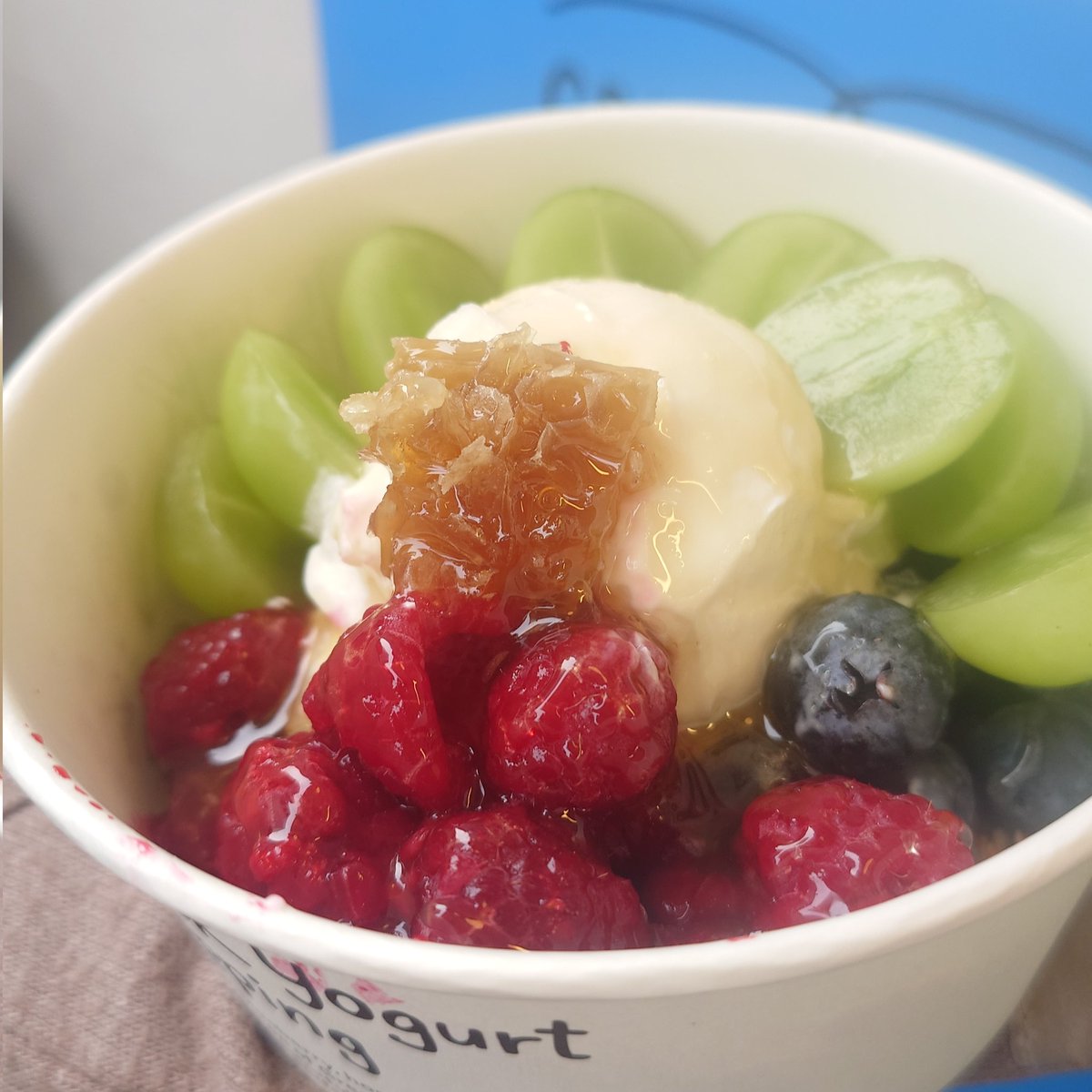 nontan_withu's tweet photo. 新大久保の聖地巡り、グリークヨーグルトめっちゃ美味しかったぁー!!!!
ミイヒちゃんがたべた、ベリーベリー食べたよ!🫐🩷
200円でフルーツトッピングできるから、マスカット追加した💚これ、朝ごはんに食べれるようなセレブになりたい…!!(1280円)
#GREEKGREEK https://t.co/iC3Flnitfe