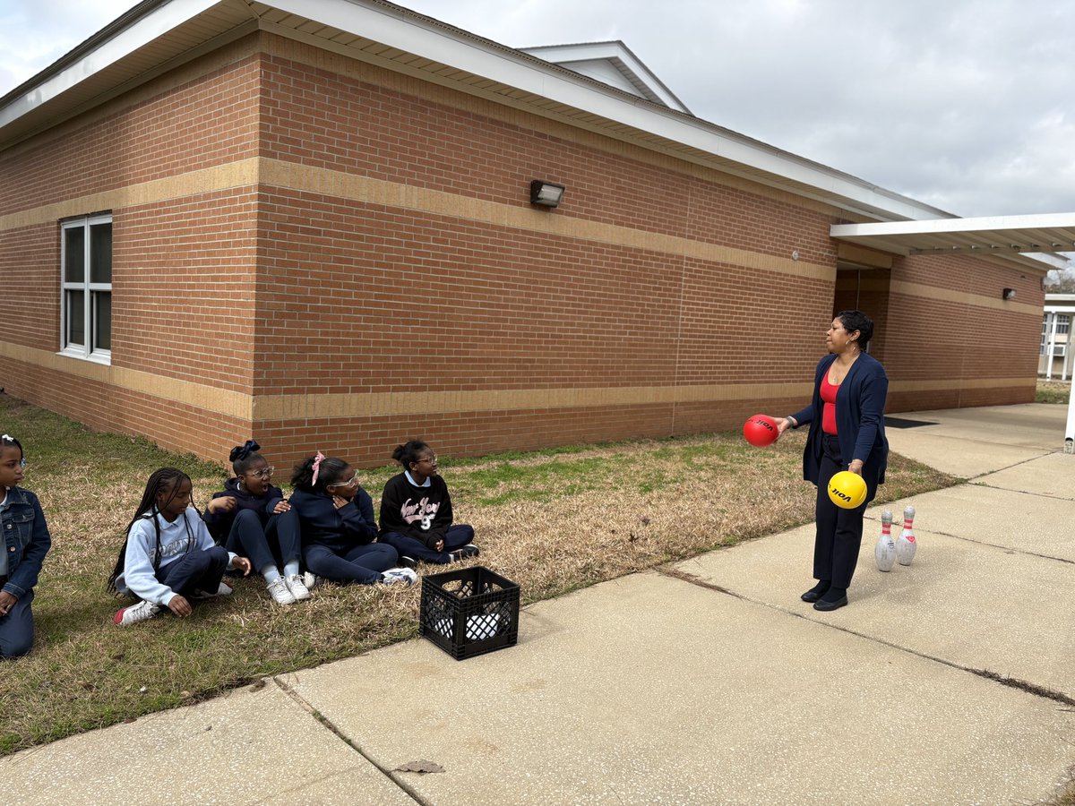 Ms. Smith’s 4th graders were actively engaged in an outdoor lesson on force and energy. They had to guess which ball had more force. They then tested it out.