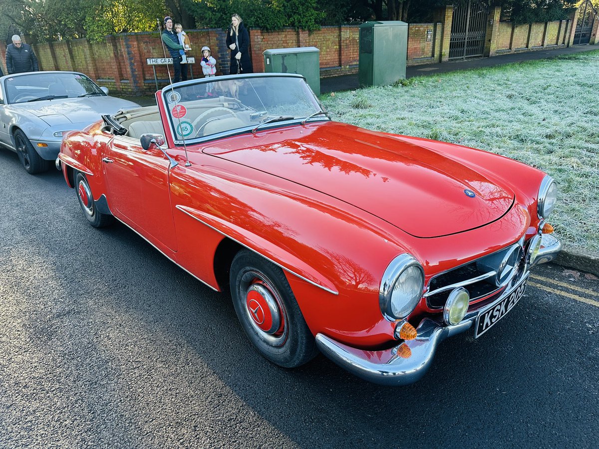 GPOnyx's tweet image. Run down to the #southsidehustle..chilly but the usual eclectic mix of cars..very busy and a few parking tickets given out🤣good to catch up with @LUDENClassics