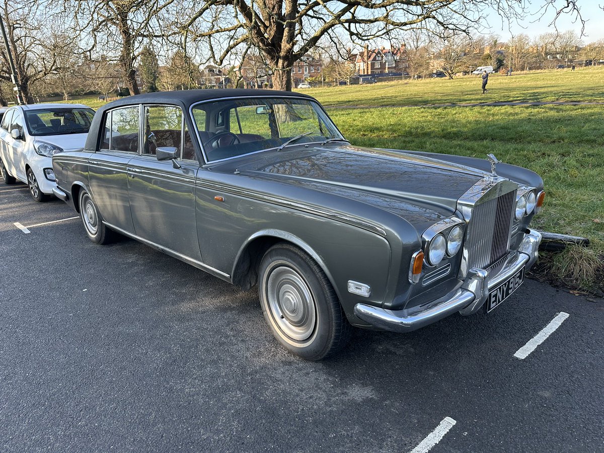 GPOnyx's tweet image. Run down to the #southsidehustle..chilly but the usual eclectic mix of cars..very busy and a few parking tickets given out🤣good to catch up with @LUDENClassics