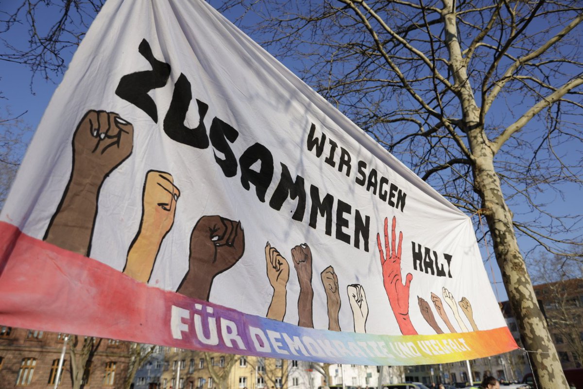 Heute Berichterstattung von der "Wir sagen zusammen halt" Demo in #Saarbrücken. Los geht's um 16 Uhr. Der Landwehrplatz füllt sich bereits. #sb0202