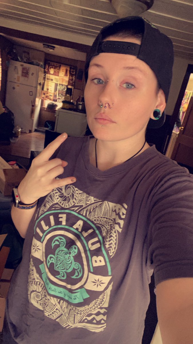 DOCMCPUFFINS420's tweet image. Packing. Last day here. But fr I’m feeling myself today 😎 lessgooo 📦🚚🤠 
#genderfluidaesthetic #movinghouse #strongereveryday