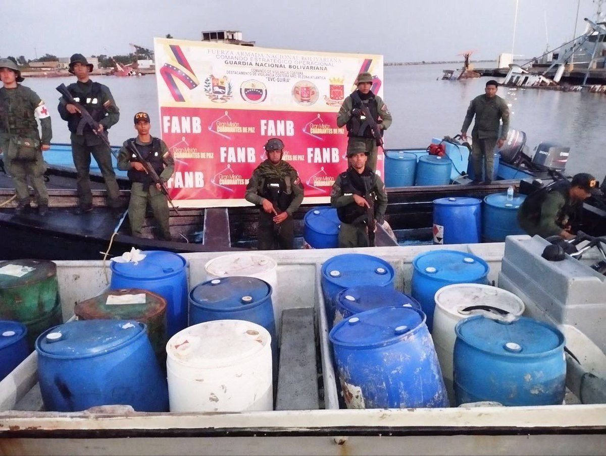 CEOFANBVE's tweet photo. 🔁 RT || GJ. @dhernandezlarez: En el marco de la Operación “Domingo Sifontes” protección de nuestra Fachada Atlántica, efectivos militares de la #FANB, en la Lucha Frontal contra el Delito de Tráfico de Drogas, en el sector Ciénaga de Cariaquito, Macuro Pquia. Hugo Chávez Frías, Mcpio. Valdéz, Edo. Sucre, en labores de Patrullaje y Escudriñamiento realizaron la Incautación en estado de abandono de una (01) embarcación tipo Peñero, de Fibra de Vidrio, color Gris, con un (01) motor Fuera de Borda de 200 HP, marca Yamaha, dos (02) motores Fuera de Borda de 75 HP, marca Yamaha y dieciocho (18) Tambores Plásticos contentivos de Tres Mil Novecientos Sesenta (3.960) Litros de Combustible tipo Gasolina, los cuales se encontraban ocultos en el mangle. 
Procedimiento A/O. del Ministerio Público.