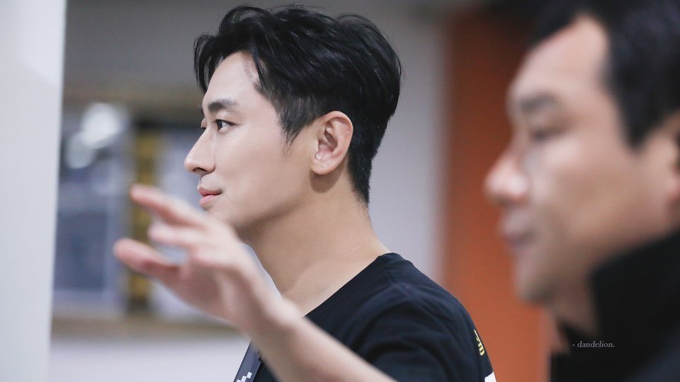 옆태미남훈자님어떻게안쭈아하노....... 🥹💕💕🌀