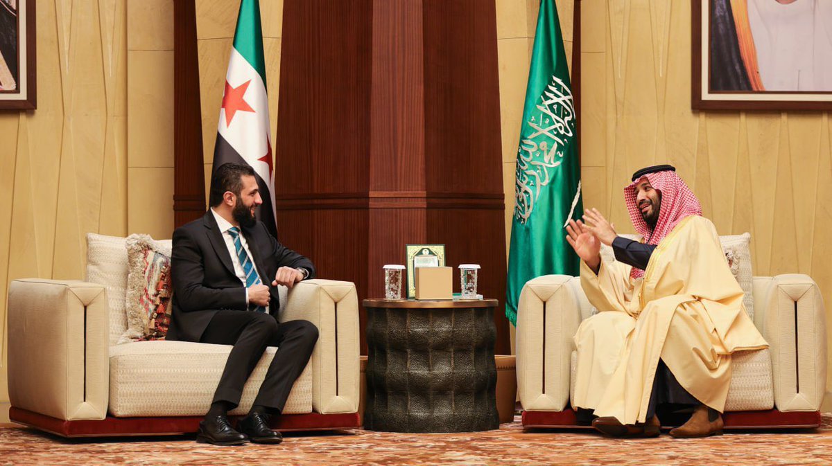 KSAMBS101's tweet photo. سمو #ولي_العهد الأمير #محمد_بن_سلمان و رئيس #سوريا الجديد #أحمد_الشرع الذي أختار #الرياض وجهة أولى وبوابة عودة سوريا للعالم 🇸🇦

#أحمد_الشرع_في_المملكة https://t.co/OQTXrCoARK