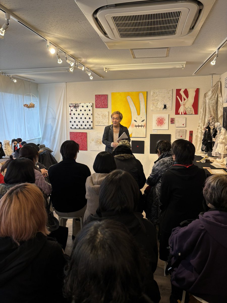 『櫁蜂Solo Exhibition 2025 -櫁蜂Heaven-』 展
今週末も声優・石野竜三さんによる宮沢賢治の短編作品の素晴らしい「語り」がありました。
次回は2/11(火祝)の15時、17時を予定しております。演目は変わるかもなので是非リピートでお越し下さいませ！✨
＃櫁蜂展