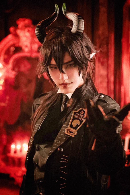 ※cosナイトメアあわせにお誘いいただきやってきました!衣装やばすぎて泣きついたらヨロズさん( )がベスト作ってくれましたバッチも!クオリティ高すぎた…写メ盛れなすぎて早々に諦めたら速報で出せるものなんにもなくなったので魔王(?)です。 #0202極寒ナイトメア 