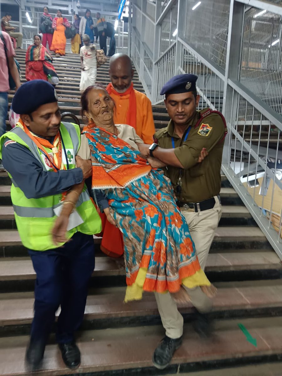 NorthCentralRa1's tweet photo. मेरा कर्म हो सेवा, मेरा धर्म हो सेवा  #MahaKumbh2025 
#mahakumbhRailseva2025
@CPRONCR @drmncrald @PrayagrajPro @RailMinIndia @srdcm_prayagraj @SATPALS93940301 https://t.co/rPHX54M5g7