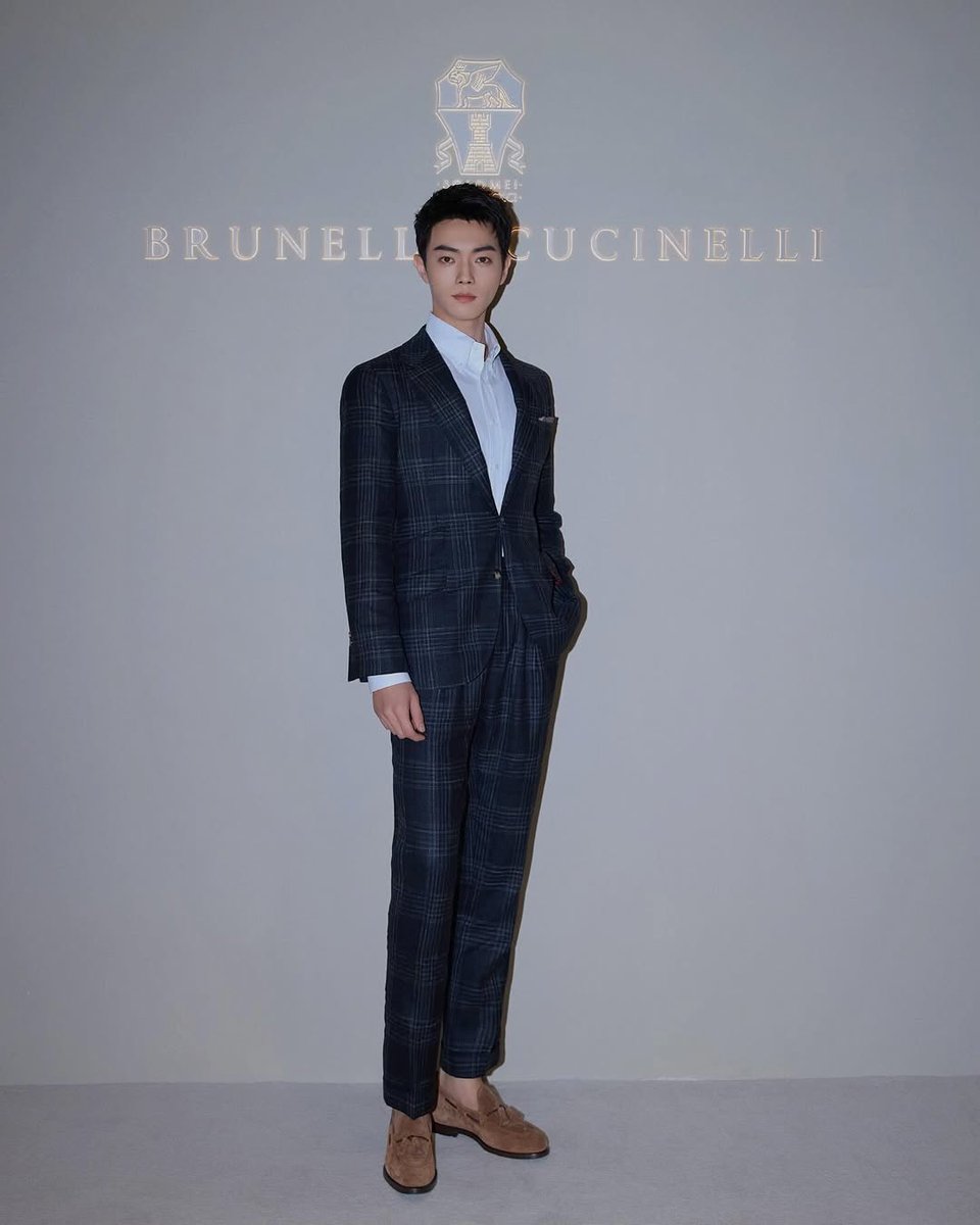 Xukkai's tweet photo. Breaking the stereotype? More likely. The folks may play it safe with black suits, but I stand to differ. Came checkered with deep indigo as main palette, surely need not lift even a single finger to gather ‘round those attentions. Blitz and gleam of camera flashed in between. https://t.co/YzLgZIIRO1