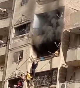 tamerabdoamin's tweet photo. الشابين اللي في الصورة دول ولابسين سويت شيرت أصفر وإسود واللي غالباً محدش لا عارف ولا هيعرف أسماءهم  لقوا فيه دخان خارج من شقة في دور عالي في منطقة كعبيش في فيصل فطلعوا لأقرب دور للشقة وتسلقوا حديد بلكونة الشقة اللي تحتها وأنقذوا 3 أطفال كانوا سامعين صوت صراخهم العالي!..

وبالفعل قدروا ي��حبوا الـ 3 أطفال واحدة واحدة لتحت بنفس الطريقة وينقذوهم وعدت على خير بفضل ربنا ثم شجاعتهم.. كل ده حصل في دقايق بسيطة وقبل وصول المطافي..

شباب تستحق وزنها دهب وربنا جعلهم سبب في إنقاذ 3 أرواح صغيرة في مشهد بطولي بيأكد شهامة وجدعنة المصريين اللي بتظهر في وقت المحن.